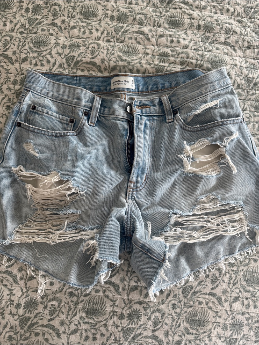 Abercrombie & Fitch mid rise boyfriend shorts